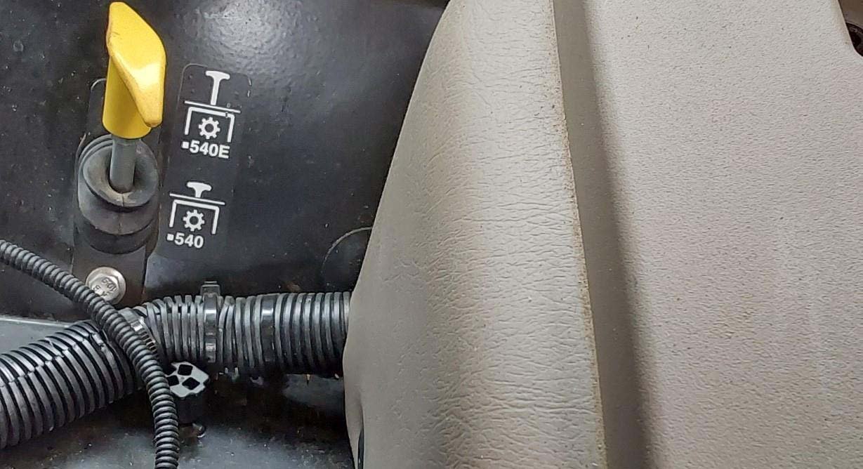 2016-john-deere-5075e-mfwd-tractor-w-j-d-h240-loader_00a5f630628945d59269dc6c3bbb2505