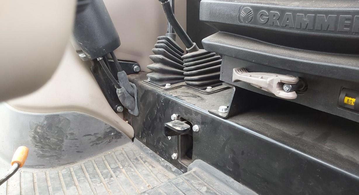 2016-john-deere-5075e-mfwd-tractor-w-j-d-h240-loader_2a4c42c1c71347969138dd59cef87bf3