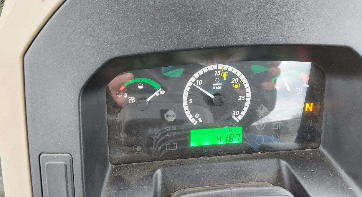 2016-john-deere-5075e-mfwd-tractor-w-j-d-h240-loader_52f7817e9a74491596495d407887639e