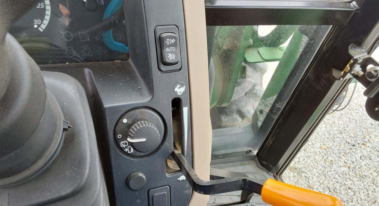 2016-john-deere-5075e-mfwd-tractor-w-j-d-h240-loader_690981dd93044123a9e50861585aaa5b