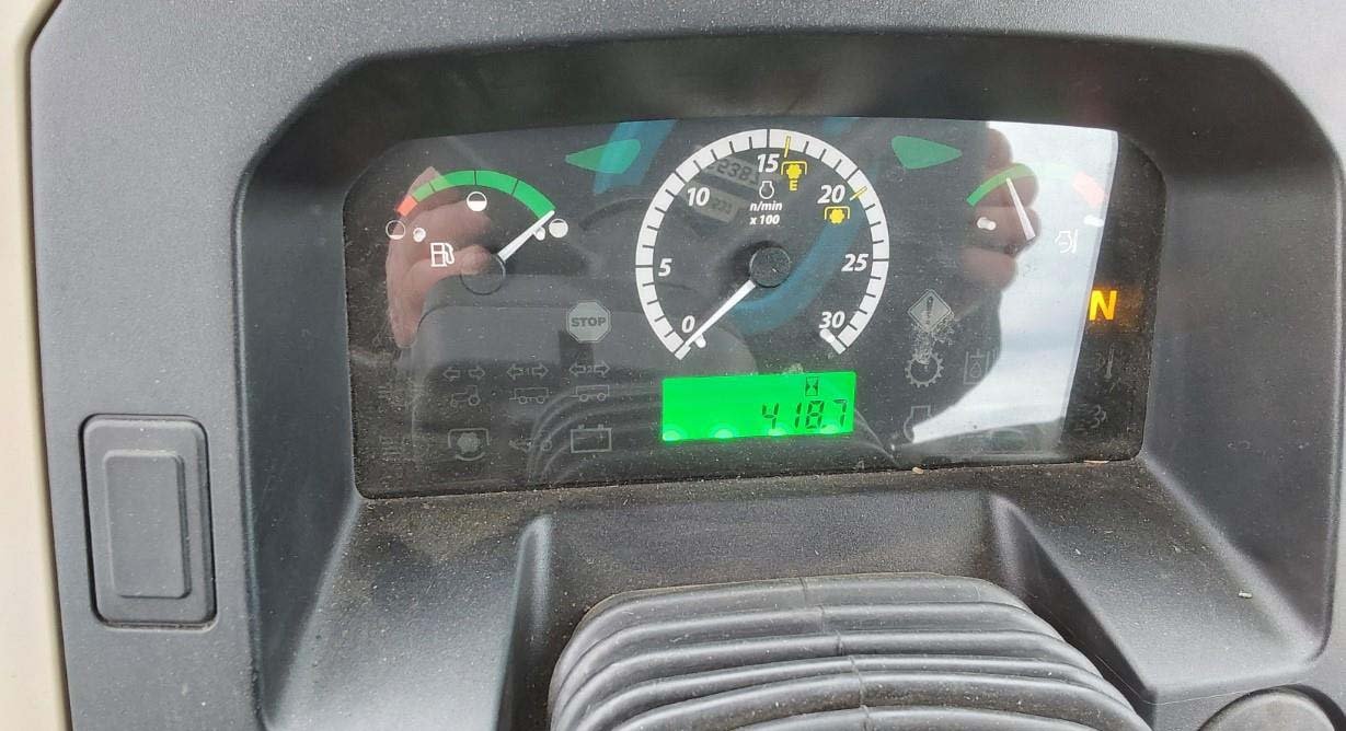 2016-john-deere-5075e-mfwd-tractor-w-j-d-h240-loader_85b8b2d3f06a491b9b08b6af9cbfa9e3