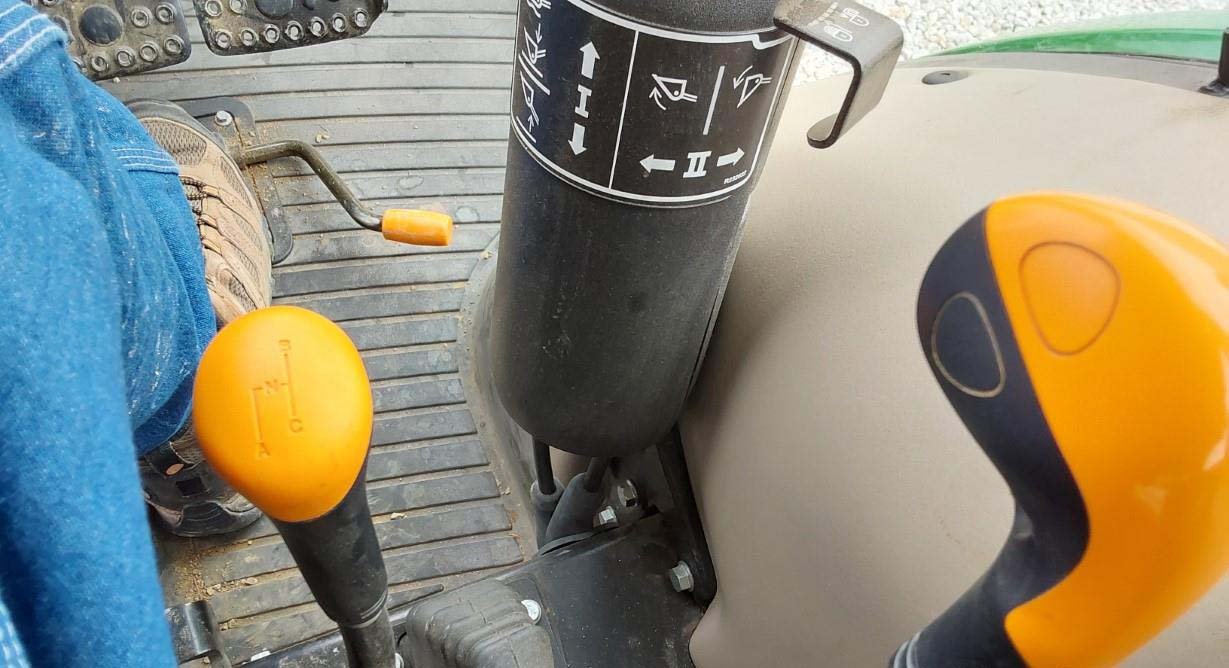 2016-john-deere-5075e-mfwd-tractor-w-j-d-h240-loader_c9b3808a4b844463b1696ecc8835d250