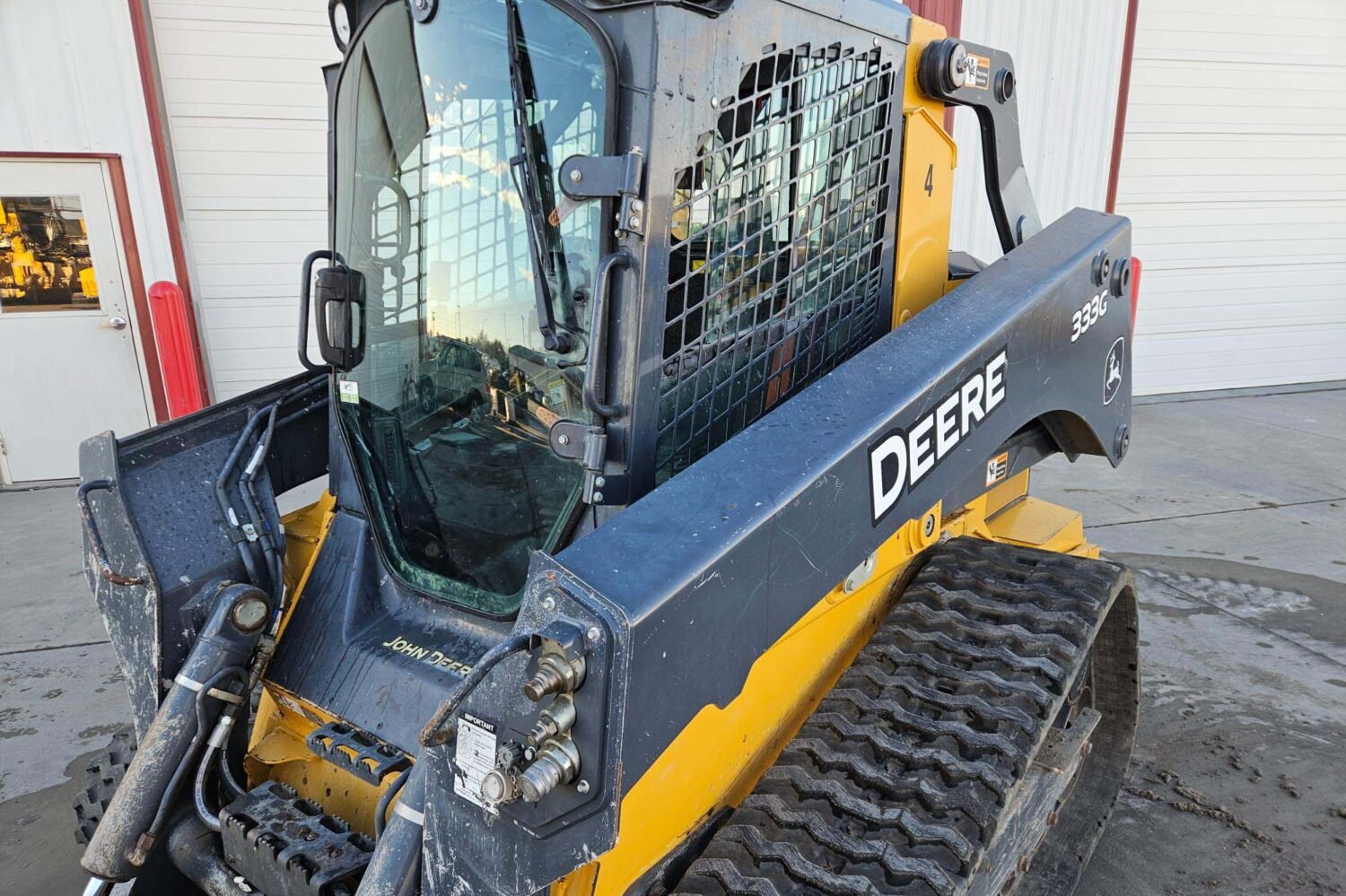 compact-track-loader-2_13f83ae250b94f21a966268bcc112700