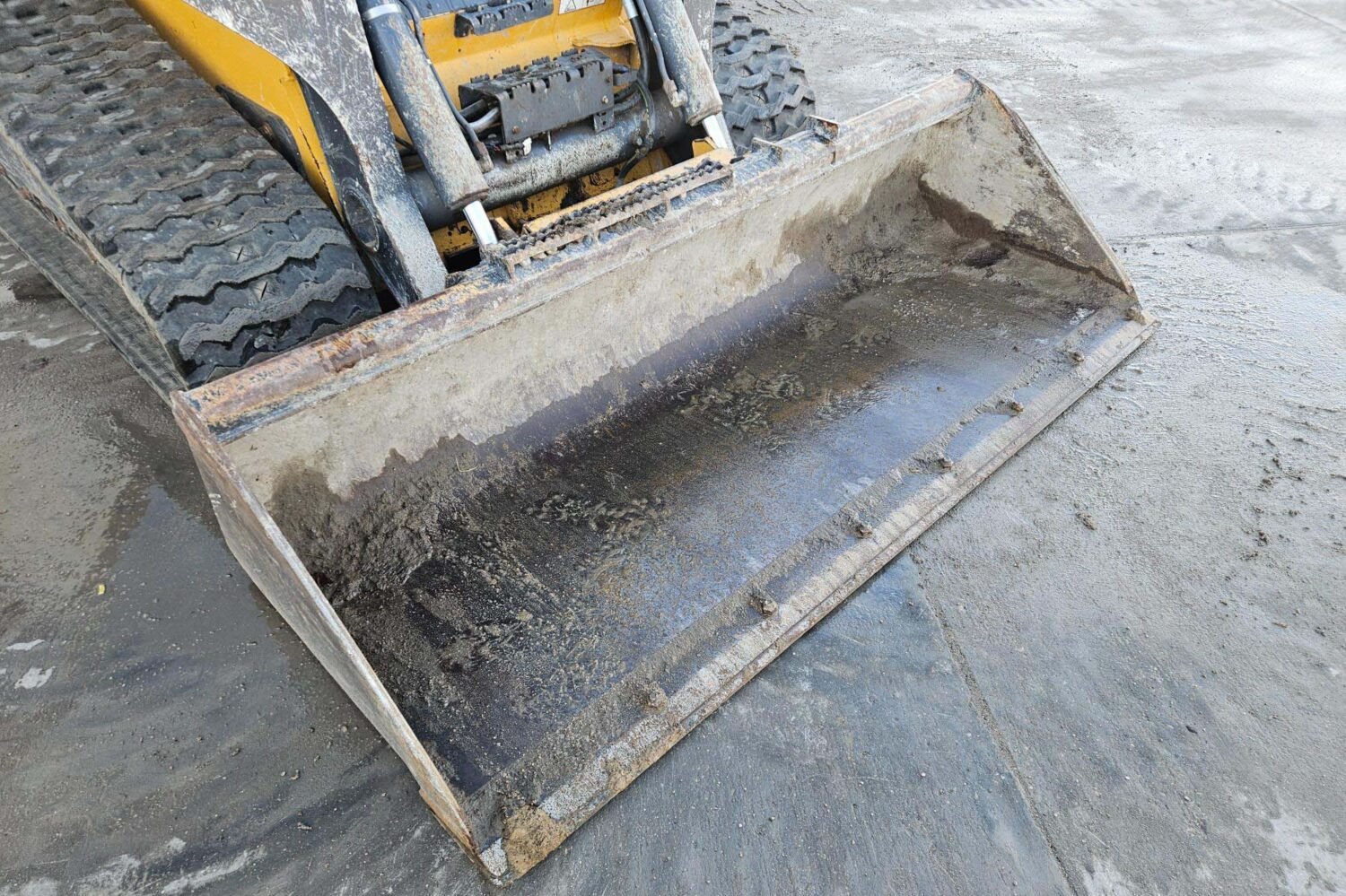 compact-track-loader-2_3aaeea5cfba14f9aa848426954065d1e