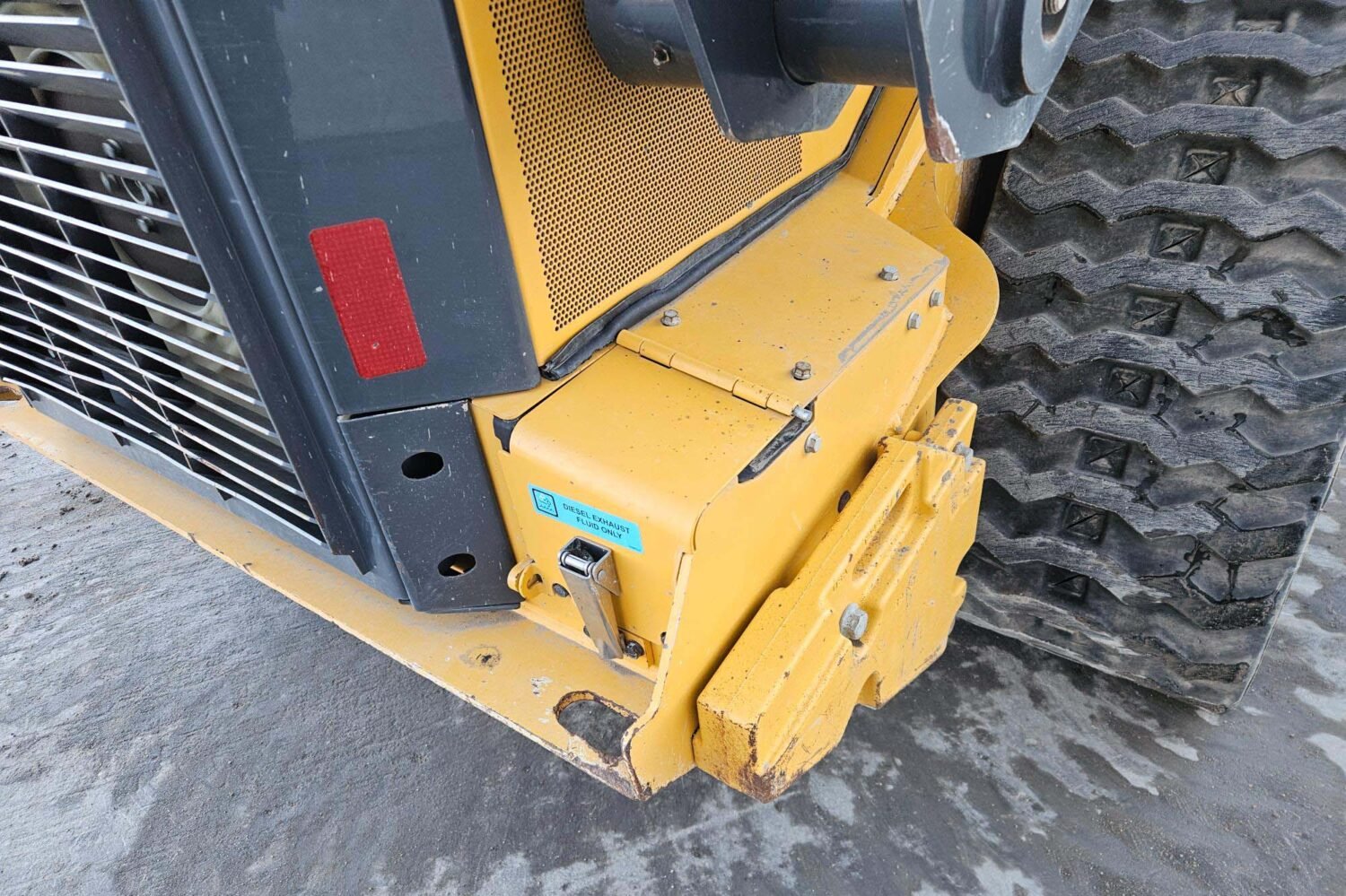 compact-track-loader-2_4b680f09f1ee40dc8cc1bd318dc048d2