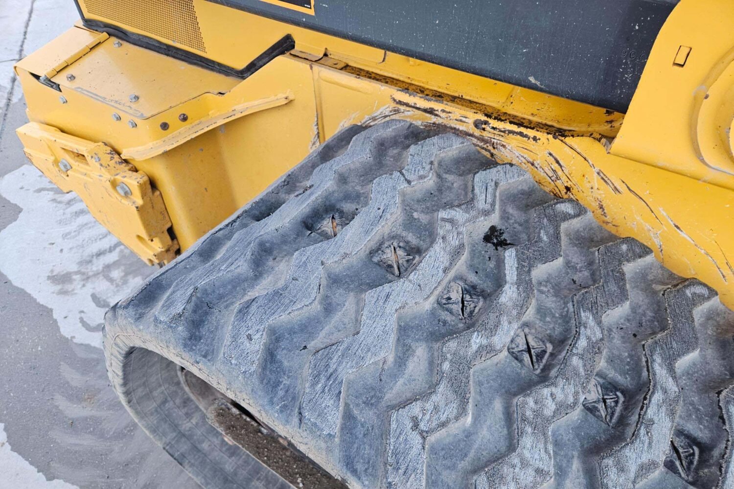 compact-track-loader-2_6bf8fd35a3404c8ab3d080a85b09ea0d