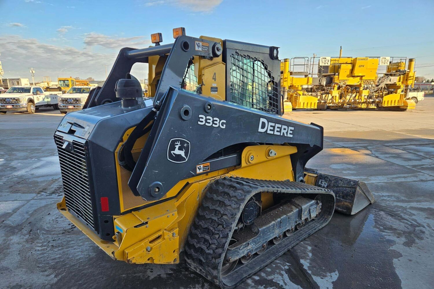 compact-track-loader-2_7219f57bb5bf40ffaae020639d32aa15