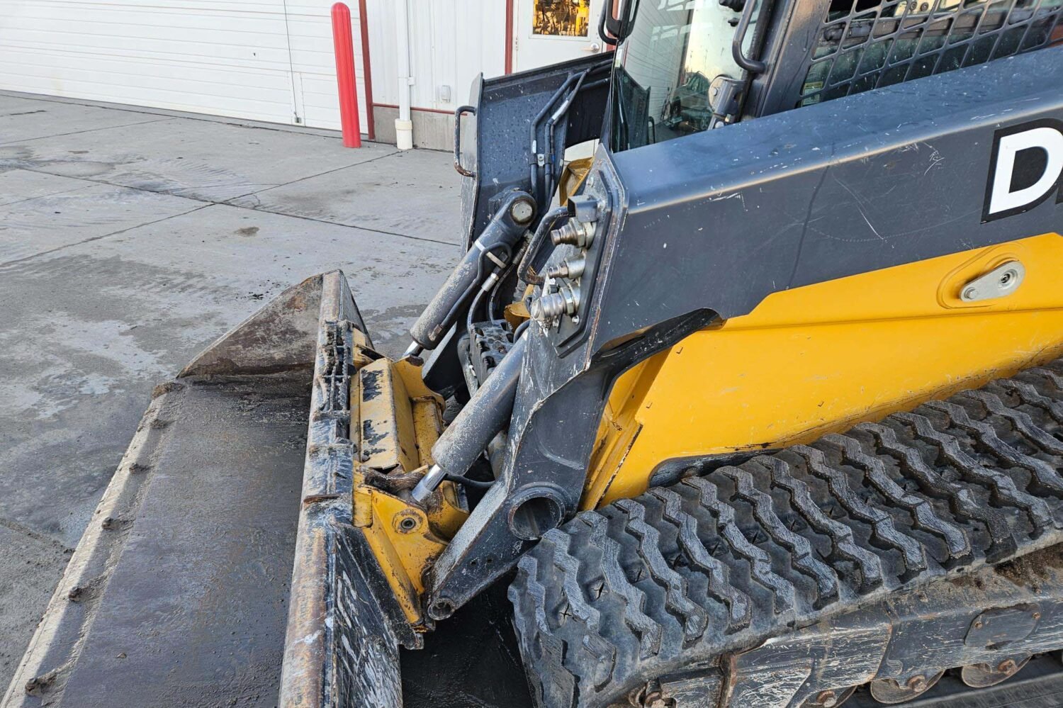 compact-track-loader-2_8f2a317dc9c74292b15c6c0a215e48cb