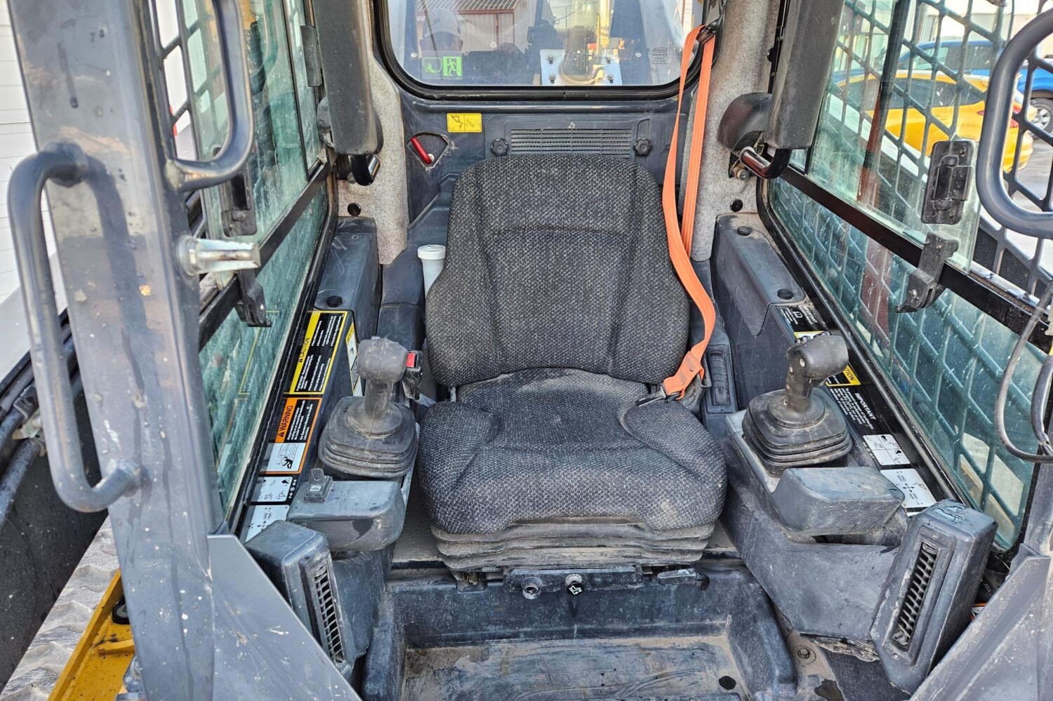 compact-track-loader-2_9a61b41ff5544e4bb7955355286fbffd