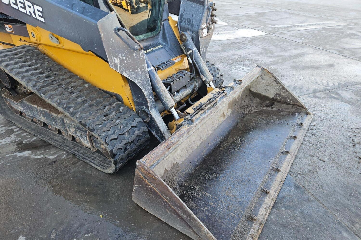 compact-track-loader-2_db6b0a2c99ca4655b099ba8ca74704e0