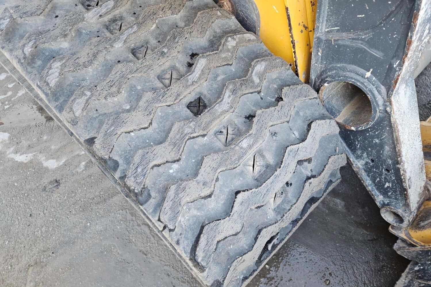 compact-track-loader-2_f1579a98924840ef8f2cf74e986c7351